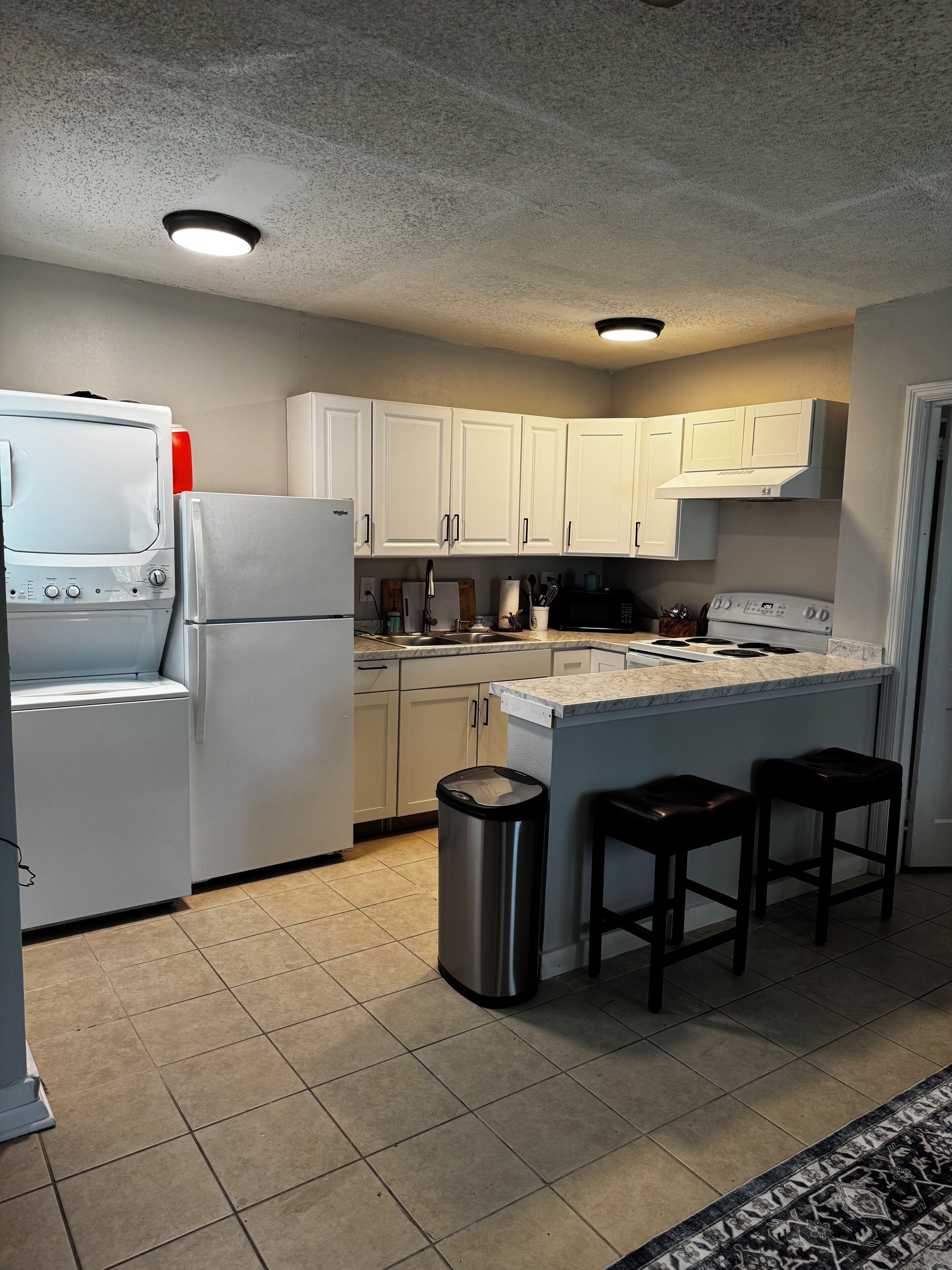 Kylskåp, mikrovågsugn, ugn och spishäll