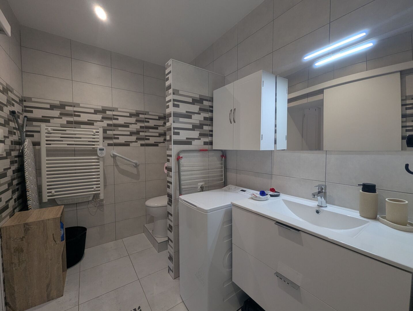 Ein modernes Badezimmer mit Dusche, Toilette und Waschtisch.