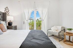 Iron/ironing board, WiFi, bed sheets - Rare 6BR/6BA Private Home Near Downtown & Med Center w/ Ground-Floor Suites (Houston)