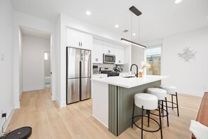 Microwave, oven, stovetop, dishwasher - Rare 6BR/6BA Private Home Near Downtown & Med Center w/ Ground-Floor Suites (Houston)