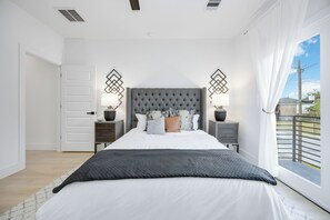 Tabla de planchar con plancha, wifi y ropa de cama 