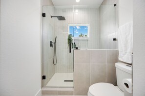 Shower, hair dryer, towels, soap - Rare 6BR/6BA Private Home Near Downtown & Med Center w/ Ground-Floor Suites (Houston)
