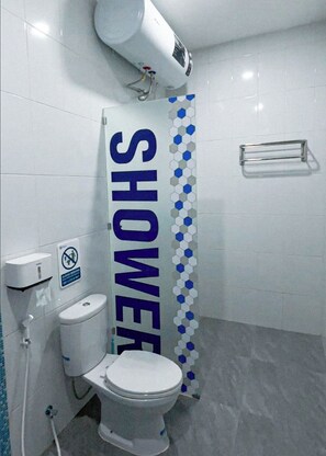 Regadera, secadora de cabello, toallas, jabón