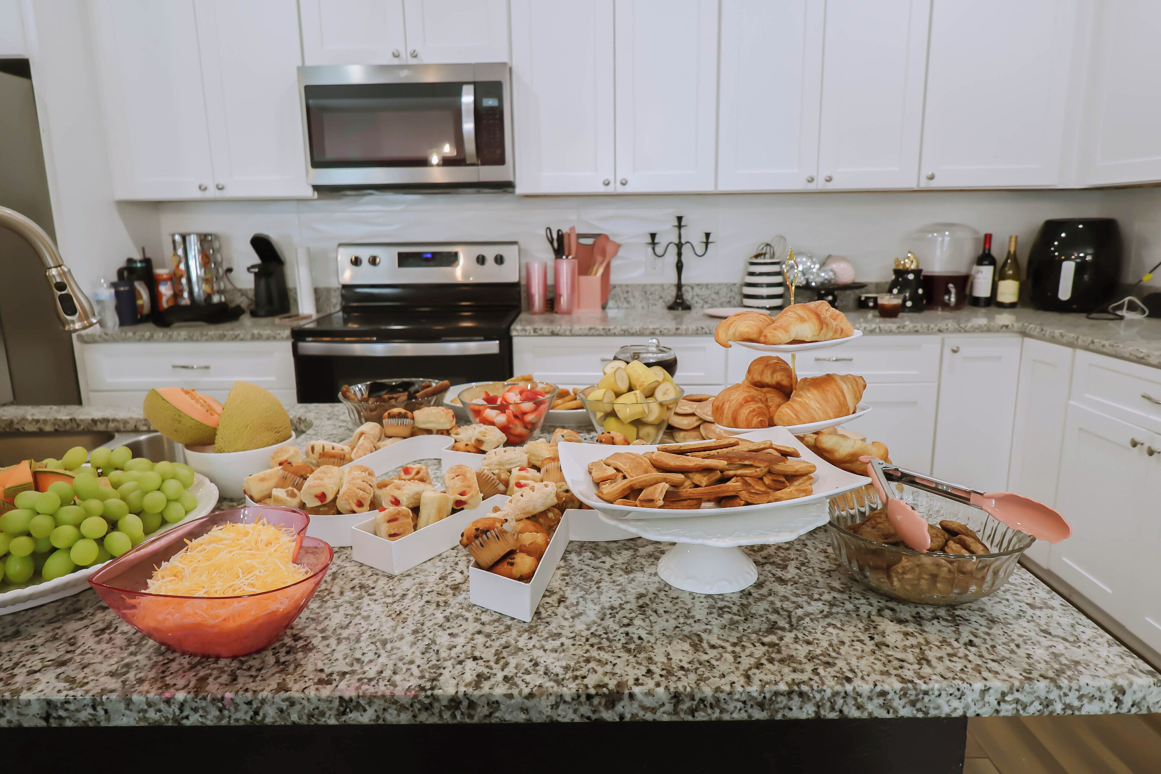 Mikrobølgeovn, ovn, kokeplater og oppvaskmaskin