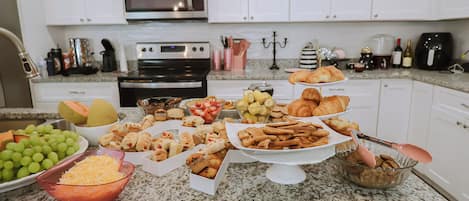 Mikrowelle, Ofen, Herdplatte, Geschirrspüler