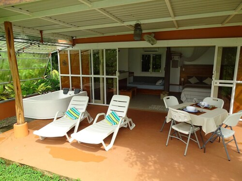 Cozy 1-bedroom studio in the privacy of a Tropical Garden- with AC. Corcovado