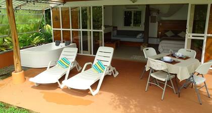 Cozy 1-bedroom studio in the privacy of a Tropical Garden- with AC. Corcovado