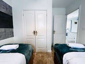 4 bedrooms, WiFi, bed sheets