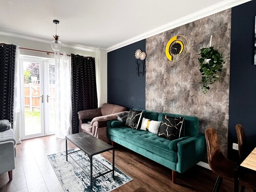 House - Sleeps 8 - Garden - Parking