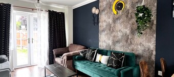 House - Sleeps 8 - Garden - Parking