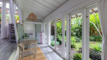 Dobbeltrom, hageutsikt | Spiseområde på rommet