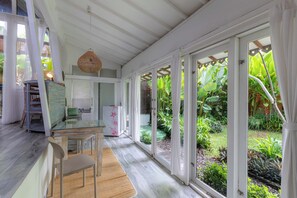 Doppelzimmer, Gartenblick | Essbereich im Zimmer