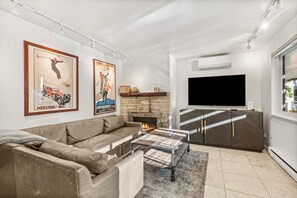 TV, fireplace - Silverglo 205 | Cozy Condo Walking Distance to Town with Pool AC (Aspen)