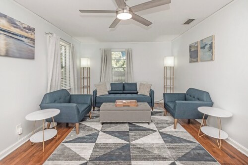 Cozy, Comfortable Home-Away-From-Home. Space for Work & Relaxation.