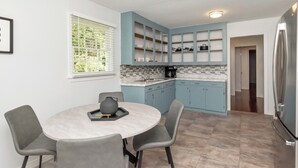 Microwave, oven, stovetop - Cozy, Comfortable Home-Away-From-Home. Space for Work & Relaxation. (Mobile)