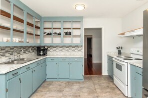 Micro-ondes, four, plaque de cuisson