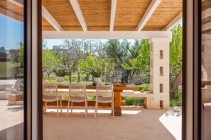 Outdoor dining - Trullo Giorgino in Itria Valley (Cisternino)