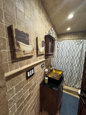 Shower, hair dryer, towels, soap - Peaceful 1-bedroom apartment with AC in vibrant Chicago (Chicago)