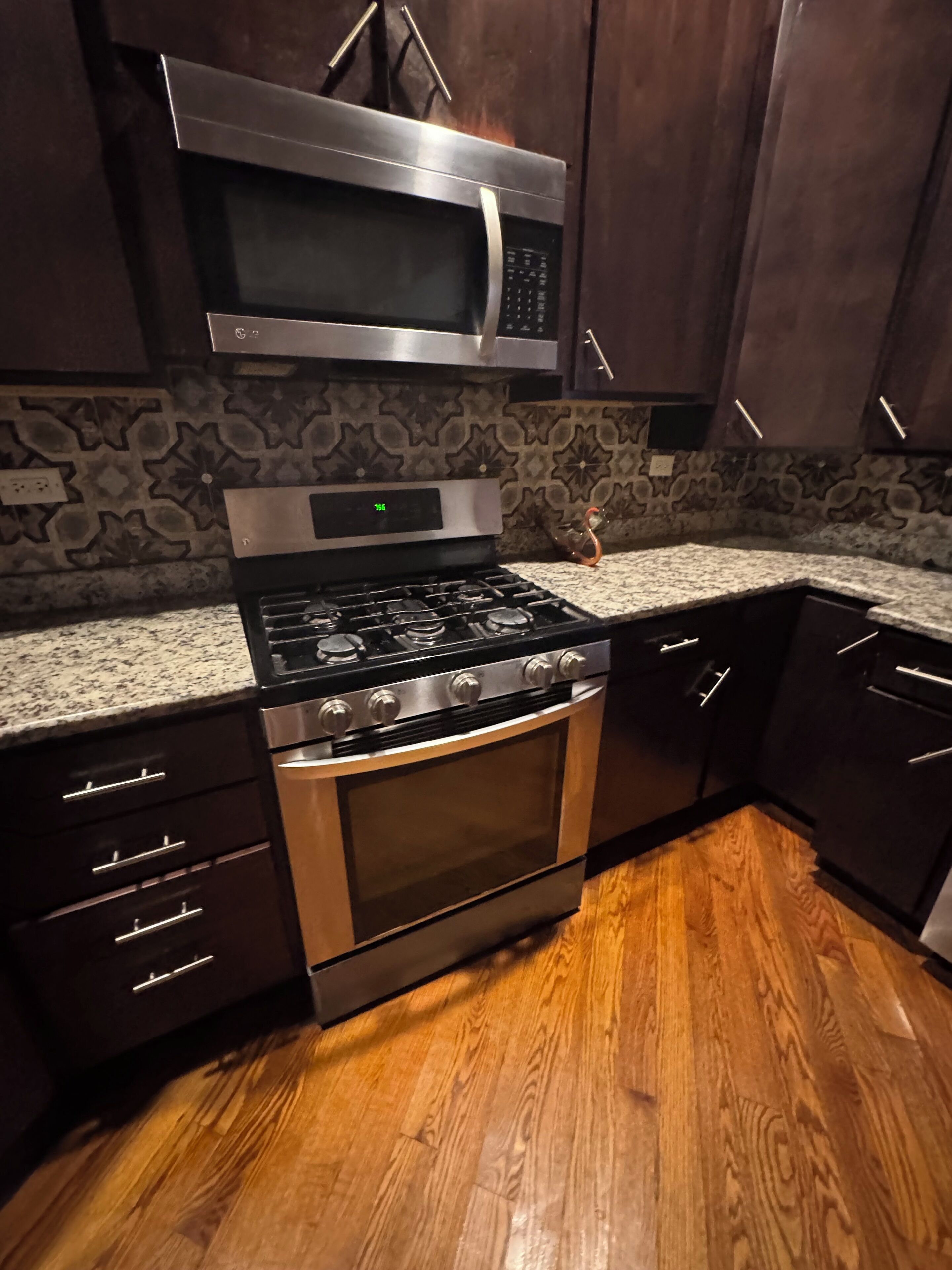 Geladeira, micro-ondas, fogão, cooktop