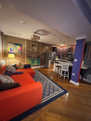 Smart TV - Peaceful 1-bedroom apartment with AC in vibrant Chicago (Chicago)
