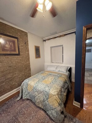 1 bedroom, iron/ironing board, WiFi, bed sheets - Peaceful 1-bedroom apartment with AC in vibrant Chicago (Chicago)