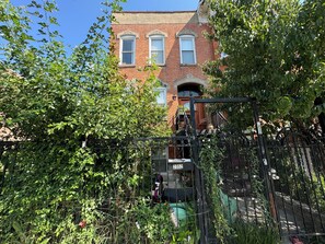 Exterior - Peaceful 1-bedroom apartment with AC in vibrant Chicago (Chicago)