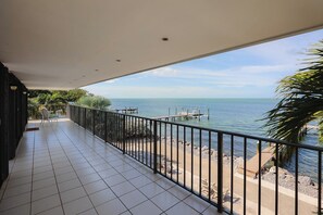 Terrace/patio - Gulfside Gem   2bed/2bath Open Water Waterfront Escape (Marathon)