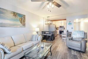 TV, DVD player - Sunset Bliss  Waterfront 2BD/2BA Condo with Stunning Boot Key Harbor Views (Marathon)