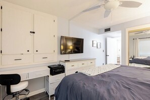2 bedrooms, WiFi, bed sheets - Sunset Bliss  Waterfront 2BD/2BA Condo with Stunning Boot Key Harbor Views (Marathon)