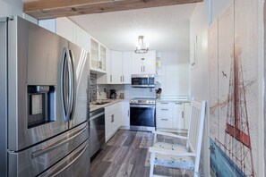 Stovetop, coffee/tea maker, cookware/dishes/utensils, ice maker - Sunset Bliss  Waterfront 2BD/2BA Condo with Stunning Boot Key Harbor Views (Marathon)