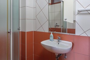 Shower, towels - Apartment Iva 3, Krmed, Croatia (Krmed)