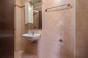 Shower, towels - Apartment Iva 2, Krmed, Croatia (Krmed)