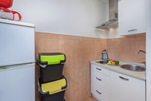 Fridge, stovetop, coffee/tea maker, cookware/dishes/utensils - Apartment Iva 2, Krmed, Croatia (Krmed)