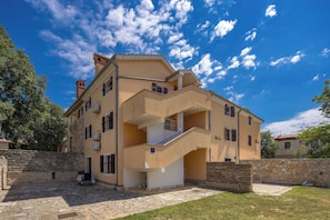 A multi-story building with a stone facade, a central staircase, and a small balcony. - Studio Iva 2 With Terrace, Rovinj-Krmed, Croatia (Krmed)