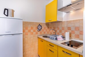 Coffee/tea maker, fridge, stovetop, cookware/dishes/utensils - Studio Iva 1 With Terrace, Rovinj-Krmed, Croatia (Krmed)
