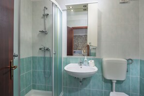 Shower, towels - Apartment Iva 1, Krmed, Croatia (Krmed)