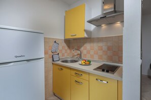 Réfrigérateur, plaque de cuisson, cafetière/bouilloire