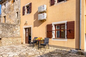 Outdoor dining - Studio Iva 1 With Terrace, Rovinj-Krmed, Croatia (Krmed)