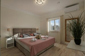 4 bedrooms, iron/ironing board, free WiFi, bed sheets