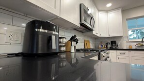 Fridge, microwave, oven, stovetop - Tranquil country 3 bedroom home just south of Houston (Manvel)