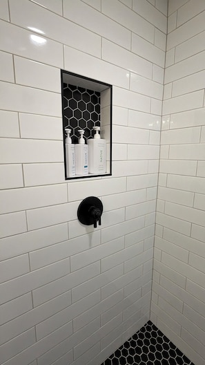 Shower, hair dryer, towels, soap - Tranquil country 3 bedroom home just south of Houston (Manvel)