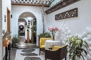 Interior - Yelanyu Inn (Puxian Temple Store) (Dali)