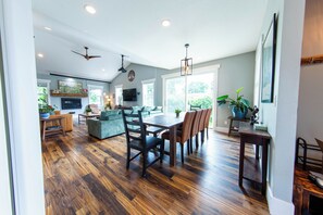 Smart TV, fireplace, books, music library - NEW! LUX - Modern Farmhouse - Sauna, Projector, 10ppl, EV Charger, Pet friendly! (Salem)