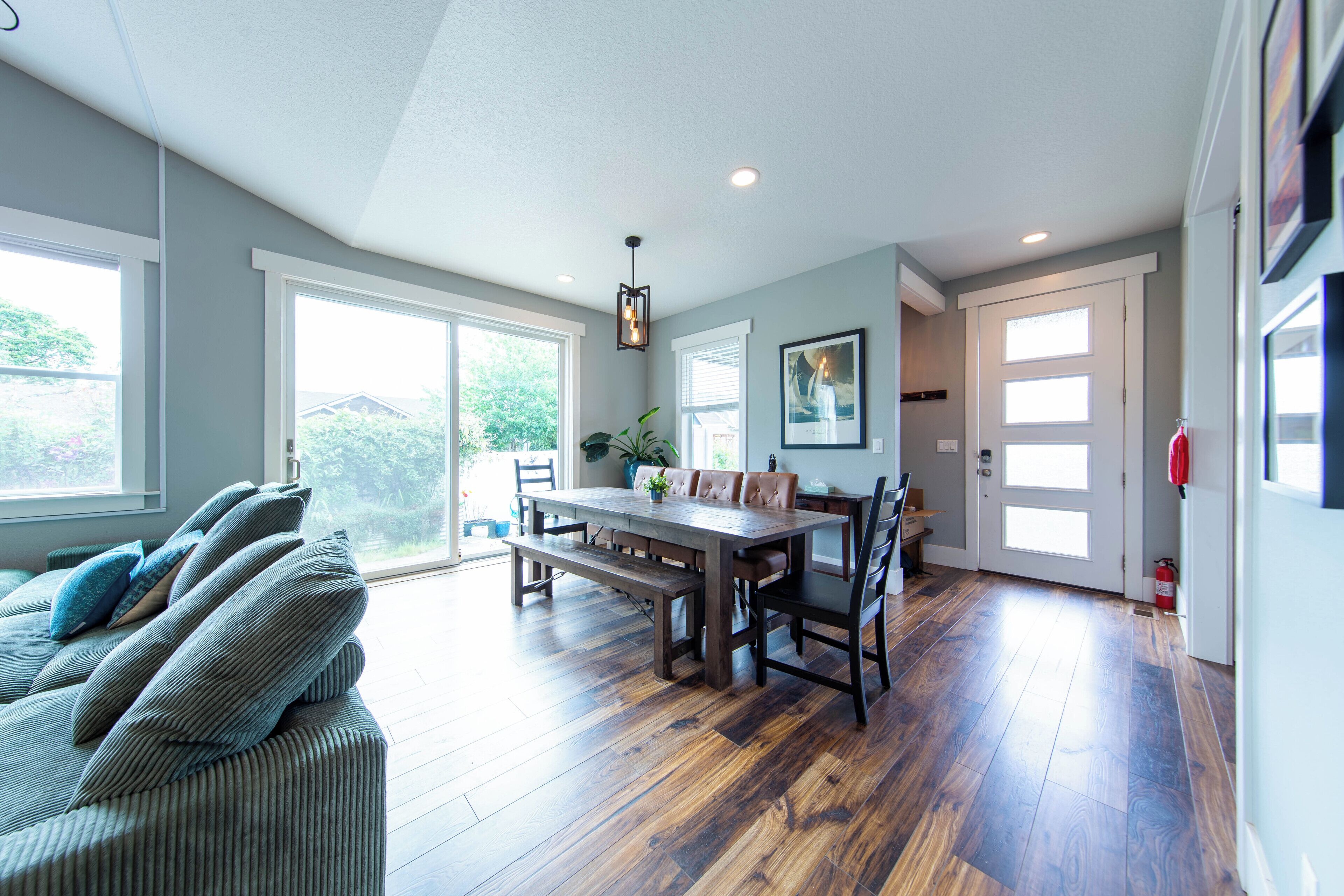 Smart TV, fireplace, books, music library