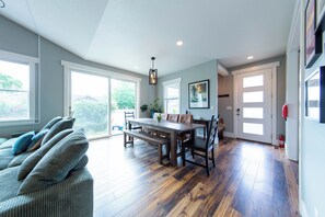 Smart TV, fireplace, books, music library
