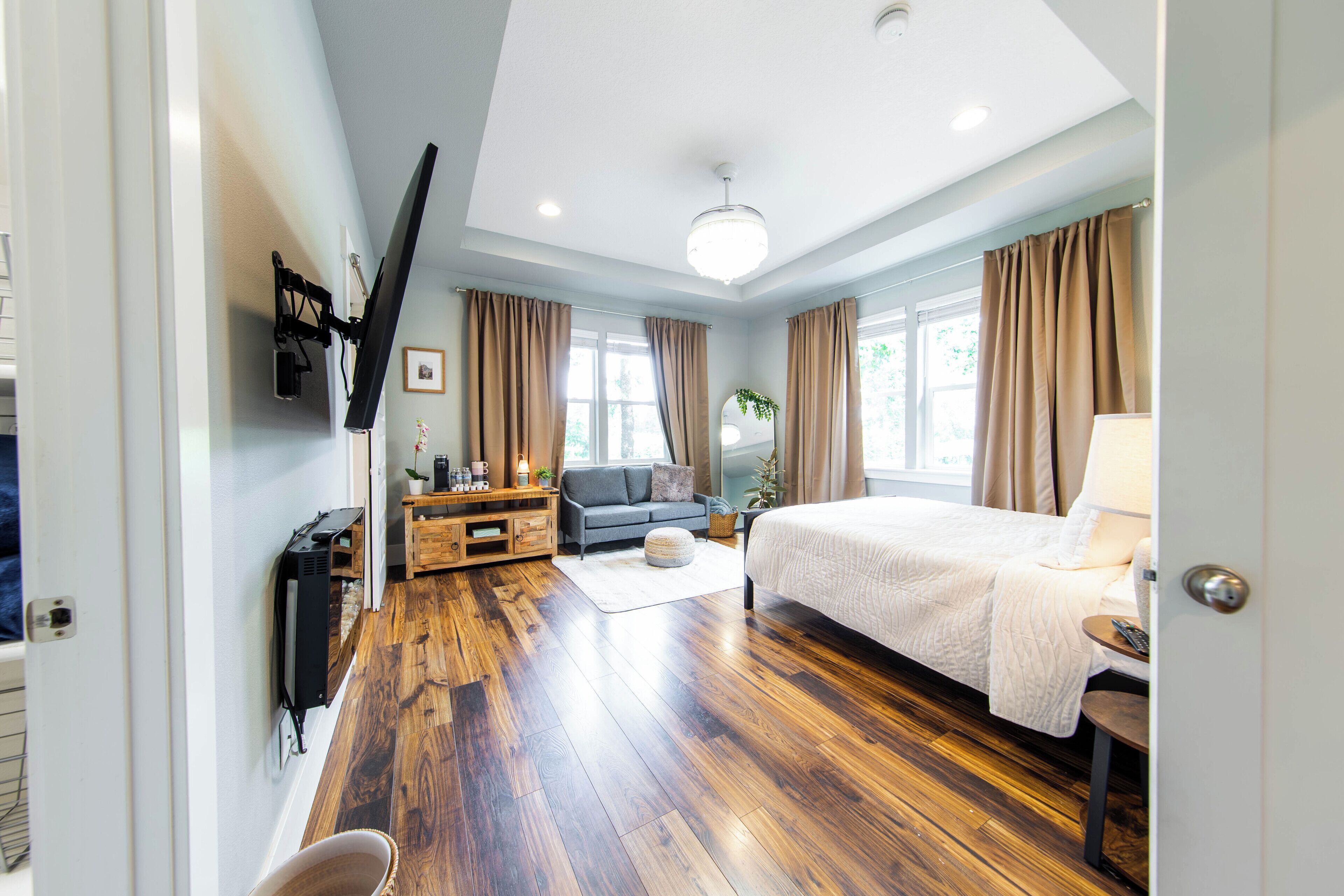 4 bedrooms, desk, iron/ironing board, travel crib