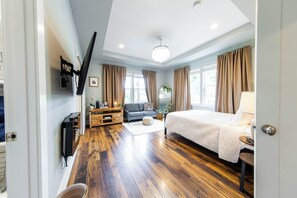 4 bedrooms, desk, iron/ironing board, travel crib
