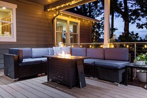 Terrace/patio - NEW! LUX - Modern Farmhouse - Sauna, Projector, 10ppl, EV Charger, Pet friendly! (Salem)