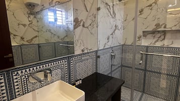 Shower, hair dryer, bidet, towels