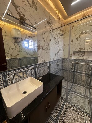 Shower, hair dryer, bidet, towels - Beautiful Homestay (Agra)